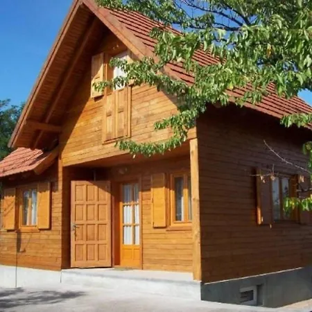 Schoenes Holzhaus In